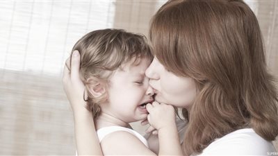 كيف تهيئين طفلك للتعامل مع موت أحد الأقارب؟