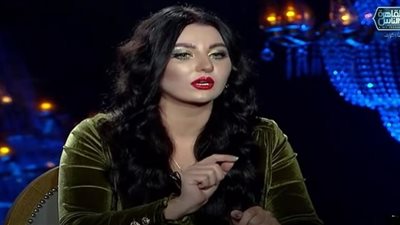 صافيناز ترفض الرد على سؤال إيناس الدغيدي: «أنا خايفة».. فيديو