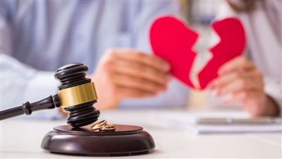 زوجة تطلب الخلع: ينفق أموالنا على ملذاته.. والزوج يرد: «سرقت أملاكي وهربت»