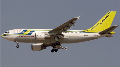 بعد تأخير 5 ساعات.. طائرة تقلع براكبة واحدة من مطار القاهرة