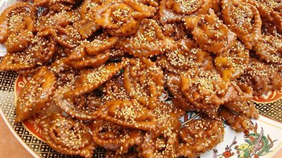 من المطبخ المغربي.. طريقة عمل حلوى الشباكية