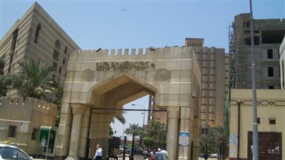 أنظر إلى عورات المريضات.. فهل يبطل صومي؟ الأزهر يجيب