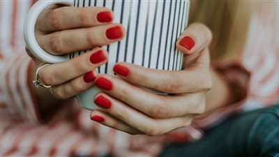 طريقة تنسيق المانيكير الأحمر مع لون بشرتك