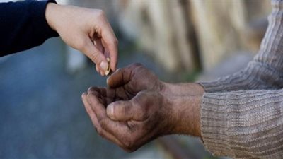 سر السعادة.. هذا ما يفرزه مخك عندما تساعدين محتاجا (فيديو)