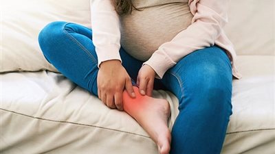 طريقة علاج تورم قدم الحوامل والحموضة بدون أدوية (فيديو)