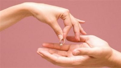 ندا تطلب الطلاق: «بيخنقني بسلك الكهربا عشان يستمتع»