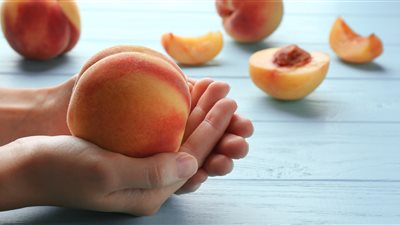 منها تعزيز القدرة الجنسية.. أسرار لا تعرفيها عن فوائد الخوخ للنساء