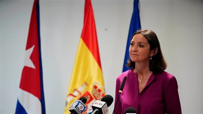 وزيرة أسبانية تتلقى سكينا بالبريد بعد تهديدات بقتل آخرين