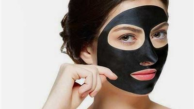 ماسك الفحم.. خلطة فعالة للتخلص من مسام البشرة الواسعة