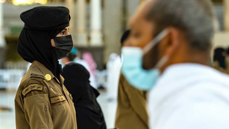 شرطة نسائية أمام