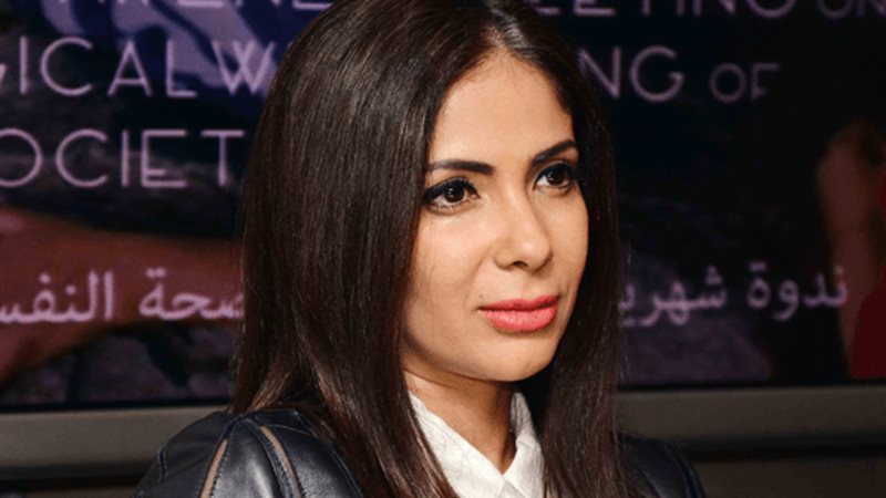 الفنانة منى زكي