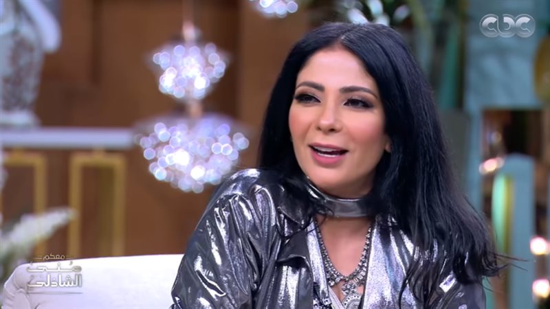 الفنانة منى زكي