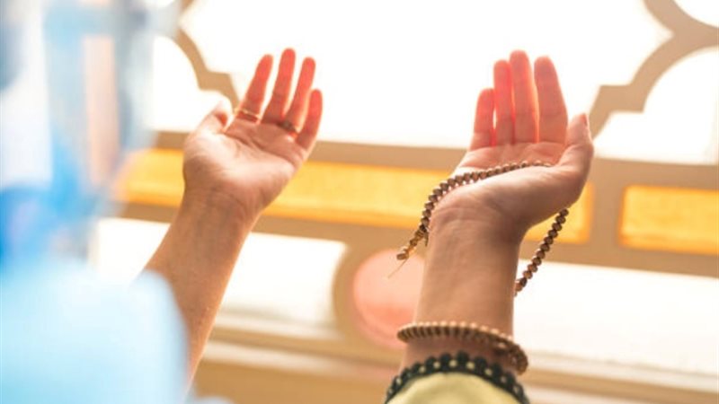امرأة تدعو الله