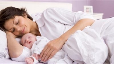 واشْتَعَلَ الرَّأْسُ شَيْبًا.. سيدة تنجب طفلها الأول بعد 29 عامًا من الزواج