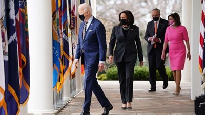 لحظة تاريخية لنساء أمريكا.. كمالا هاريس ونانسي بيلوسي في مجلس النواب