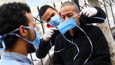 من «الأطباء» لـ المواطنين: بلاش تجمعات «كورونا يفترس»