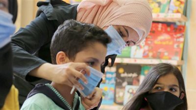 طبيب يُحذر الأمهات بشأن كورونا: «كفاية رعب للعيال»