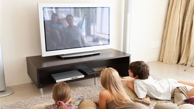 إزاي تردي على طفلك إذا سأل عن العلاقات غير الشرعية في المسلسلات؟.. (فيديو)