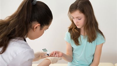 رائحة الفم الكريهة ..ازاي تعرفي ان ابنك عنده سكر 