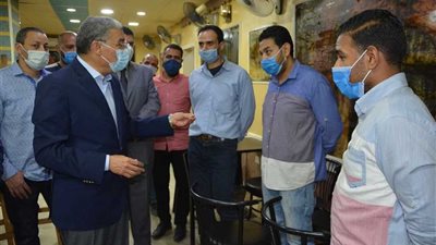 حملات ليلية مفاجئة تضبط مخالفات بالمقاهي وعدم التزام بالتباعد الاجتماعي