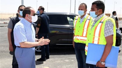 الرئيس السيسي يستمع لآراء ومطالب مواطنين بسوق السيارت الجديد  