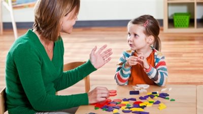 يرفض اللعب مع الآخرين.. ازاي تعرفي إن ابنك يعاني مرض التوحد