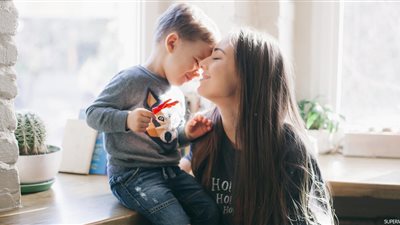 كيف تتعامل الأمهات مع الطفل الوحيد بشكل صحيح؟.. خبيرة تربوية تجيب