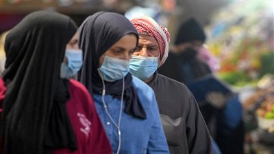 بسبب الإهمال.. «الصحة» ترصد إصابات مجمعة من العائلات بكورونا | فيديو