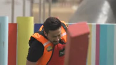 رامز جلال عن إصابة حمادة هلال: «الحروب دي فيها نيران صديقة».. فيديو