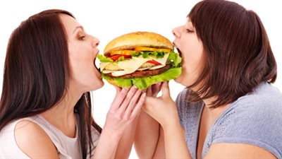 تعرفي على أفضل 10 نصائح للسيطرة على الجوع وخفض الوزن.. منها شرب المياه