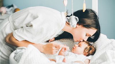 لـ الأمهات.. تعرفي على السن المناسب لانفصال طفلك عنك وقت النوم (فيديو)