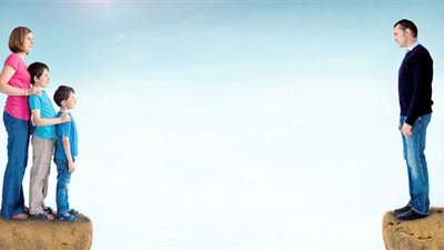 سرقت ابني وسافرت أسبانيا.. «شريف» يُطالب بتمكينه من رؤية طفله