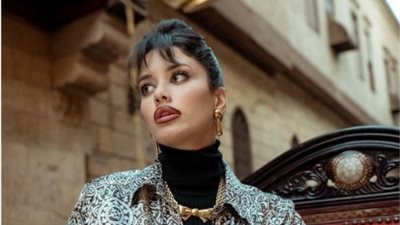 بأحمر شفاه ساخن.. إطلالة أنيقة لـ سينتيا خليفة من شارع المعز