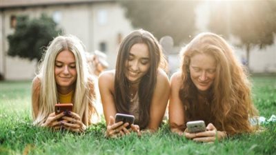 الجروبات النسائية «وهم» لحل المشاكل.. والهدف «إعلاني»