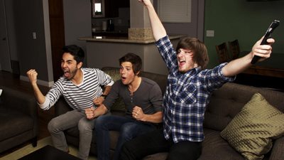 سهر أصدقاء الزوج بالمنزل.. اختراق خصوصية وأرق وتحرش