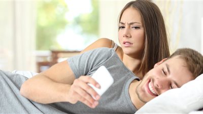 «اتغدي بيها قبل ما تتعشى بيكِ».. علامات تكتشفين بها خيانة صديقتك