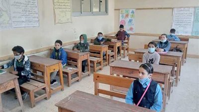 طلاب 4 ابتدائي وأولى اعدادي يؤدون إمتحان شهر أبريل