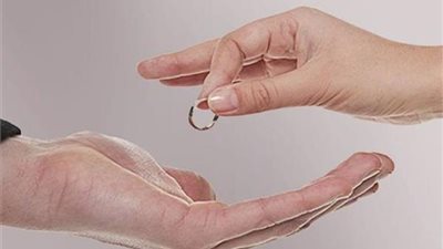 شادية تطلب الخُلع والسبب: «بيتاجر في الموتى»