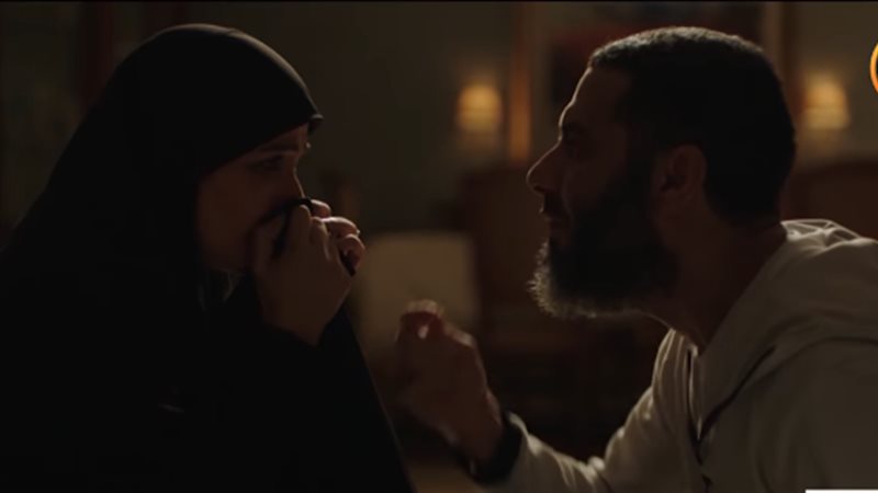 منى زكي حائرة بين