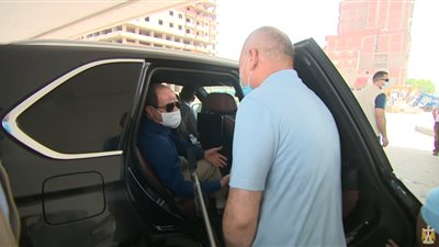 الرئيس السيسي لمواطن: «عيني ليك ولكل مصري.. واللي أنت عاوزه هنعملهولك» | فيديو