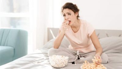 «الجوع العاطفي».. فتيات بين نار الأطعمة وجنة الزواج 