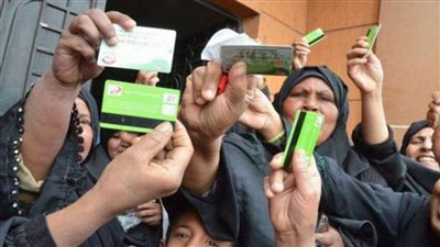 للمرأة المعيلة والمسنات.. تحويل بطاقات تكافل وكرامة إلى ميزة وفتح حسابات بريد
