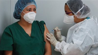 2 مليون جرعة دفعة أولى.. تفاصيل تصنيع لقاح سينوفاك في مصر| فيديو