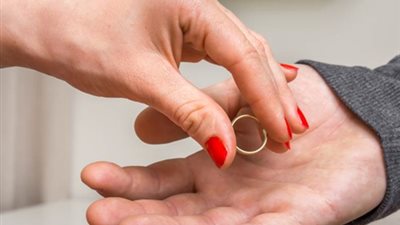 خانت عِشْرة 25 سنة.. فاطمة تطلب الطلاق من أجل العريس الجديد