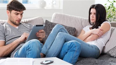 «الخرس الزوجي» بعد سنة أولى زواج.. ومتخصصة للسيدات: «ادردحي شوية»