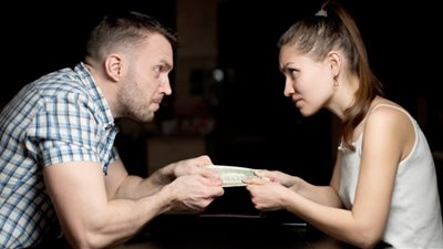 أستاذ صحة نفسية: المال أكبر عدو لنجاح العلاقات الزوجية 