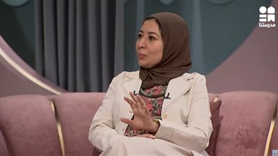 كيف تتغذى الأم المرضعة من غير زيادة في وزن؟.. طبية تُجيب (فيديو)