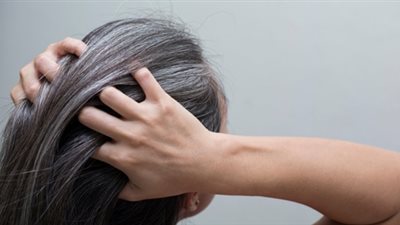 لو بتعاني من الشيب المُبكر.. تعرفي على أسبابه