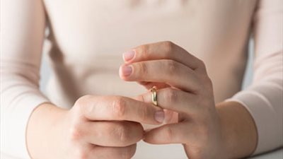 سارة تطلب الطلاق: عمره ما طبطب عليَّ.. والزوج يرد: عندها خلل نفسي