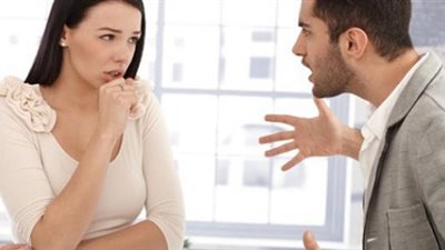 كيف أتعامل مع زوجي العصبي والمستفز؟.. خبير يُجيب 